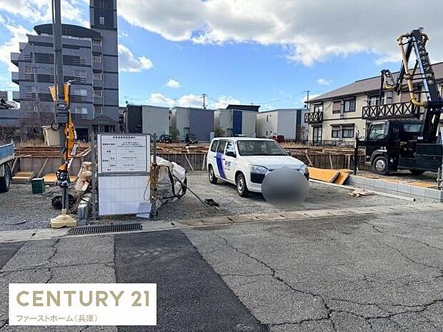 広々とした敷地で様々な活用が可能です。周辺は落ち着いた住宅街に位置しています。現地の様子が一目で分かる写真です。工事車両の出入りもスムーズに行えます。利便性の高いロケーションです。