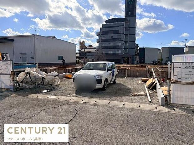 現在建築中の物件でこれからお好みに合わせた仕上げが可能です。前面道路も広く駐車スペースもゆったり確保されています。周囲に無駄な障害物がないため搬入もスムーズに行えます。