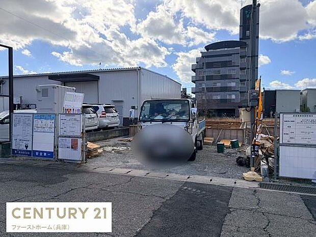 敷地内に車を停められるスペースが確保されています。周辺には建物が立ち並び利便性の良いエリアです。前面道路も広めで車の出入りがしやすい環境です。現況のままご見学いただけます。