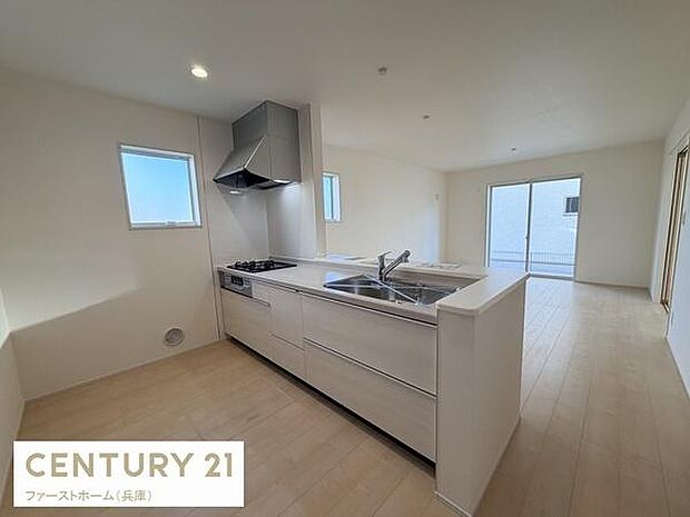 明るい光が差し込むキッチンはゆとりあるスペースが魅力です。シンプルなデザインで清潔感があります。収納も充実しており使い勝手の良さが感じられます。リビングとのつながりも良好です。