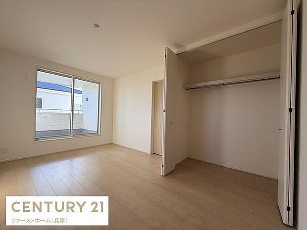 大きな窓から光が差し込む明るい寝室です。クローゼットも広く収納面にも安心感があります。シンプルで使いやすい空間が魅力です。木目調のフローリングが落ち着いた印象を与えます。