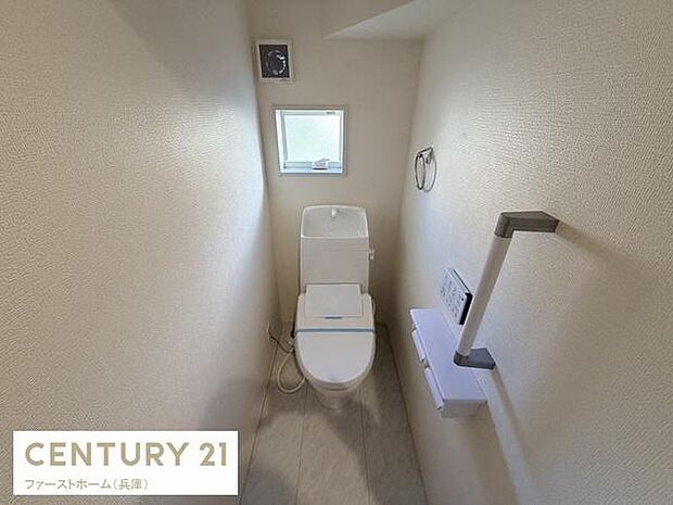 小窓から明るい光が差し込むトイレです。手すりが設置されており快適にご利用いただけます。シンプルな内装で清潔感があります。ペーパーホルダーも備わっています。