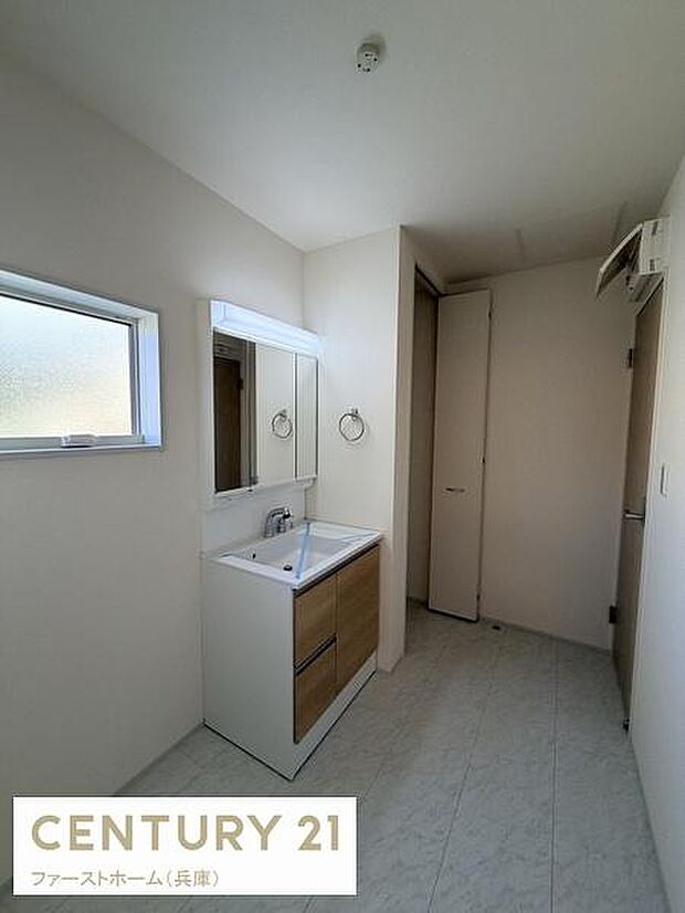 明るい光が差し込む洗面台が設置されています。収納スペースも豊富で日々の使い勝手にも配慮されています。すっきりとしたデザインが空間を広く感じさせます。清潔感のある印象で毎日の身支度が快適に行えます。