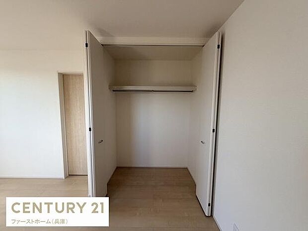 広々とした収納スペースが魅力的です。扉は大きく開き使いやすさに配慮されています。シンプルな内装ですっきりとした印象です。お部屋のレイアウトがしやすい収納です。