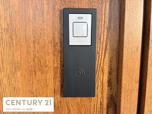 シンプルなデザインの玄関インターホンが設置されております。ボタン部分が大きくて押しやすく初めて訪れる方にもわかりやすいです。玄関ドアとの調和も考えられたブラックの配色が魅力です。
