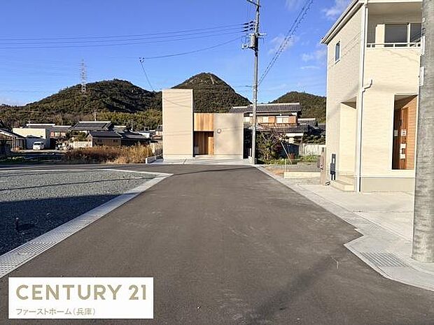 前面道路は広々としており車の出し入れがしやすい印象です。舗装もきれいで周辺は落ち着いた住宅地となっています。道幅にゆとりがあり安全に通行できる環境です。