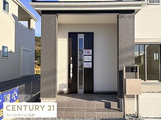 シンプルで落ち着いた色合いの玄関が住まいにすっきりとした印象を与えます。屋根付きのアプローチが天候に左右されず安心です。宅配ボックスが設置されているため利便性も高いです。