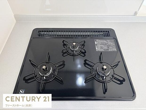 3口コンロが備わったキッチンで調理も効率的に進めることができます。ガスコンロはシンプルなデザインでお手入れも簡単です。フラットなトップで作業スペースがすっきりしています。