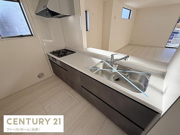 明るい空間に配置されたキッチンは窓から自然光が差し込みます。広々としたカウンターとシンクが備わっており作業スペースも充実しています。シンプルなデザインが印象的です。