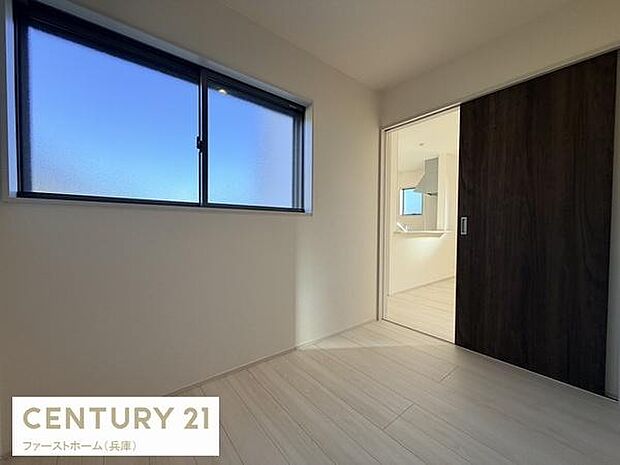 広々とした洋室は窓から自然光が入り明るい印象です。すっきりとした内装が空間を広く見せます。シンプルな設計で使い勝手の良さが感じられます。引き戸仕様で空間を有効活用できます。