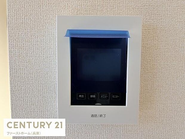 壁に設置されたモニター付きの設備でセキュリティ対策に役立ちます。視認性の高い画面とシンプルな操作パネルが魅力です。室内から外部の映像を確認できるので安心感がプラスされます。