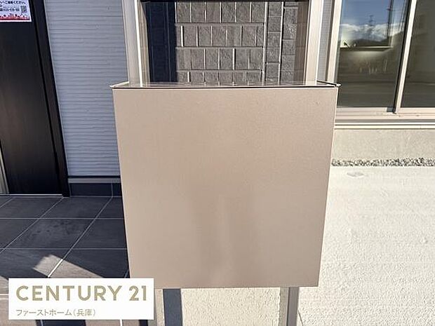 シンプルなデザインのポストが設置されています。建物の外観にしっかりなじむ色合いです。しっかりとした造りで使いやすさも感じられます。玄関付近に設置されていて便利な位置です。