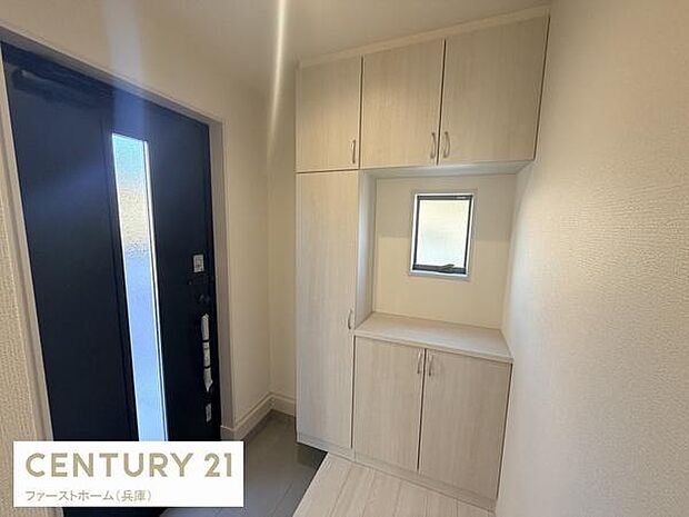 明るい玄関には小窓があり自然光が差し込みます。収納スペースが豊富で整理整頓もスムーズです。すっきりとしたデザインで清潔感のある空間となっています。シンプルな色合いが様々なインテリアに調和します。