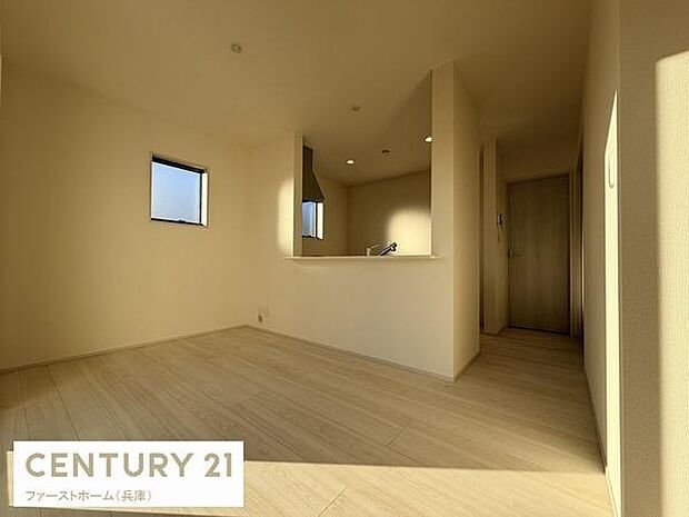 リビングは明るい日差しが差し込む空間です。シンプルなデザインでインテリアが映えやすいです。隣接したキッチンへの動線もスムーズです。開放感のあるレイアウトが特徴的です。