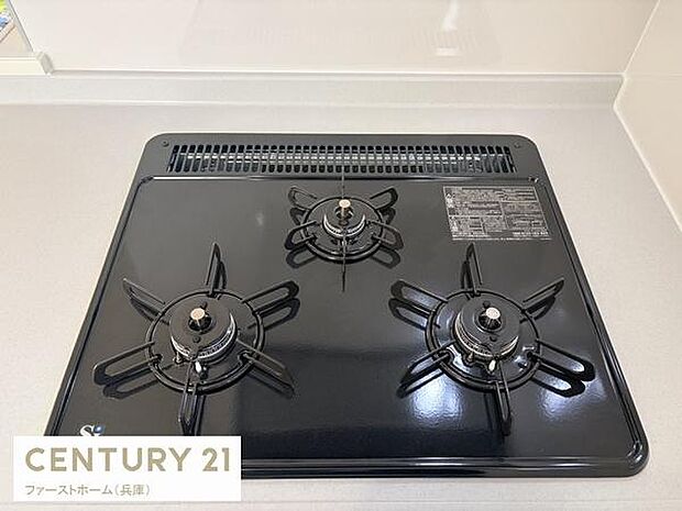 三口コンロを備えたキッチンは効率よく調理が可能です。手入れしやすいフラットな設計で清潔感があります。シンプルなデザインで使い勝手が良いキッチン空間です。機能性と利便性を兼ね備えた設備です。