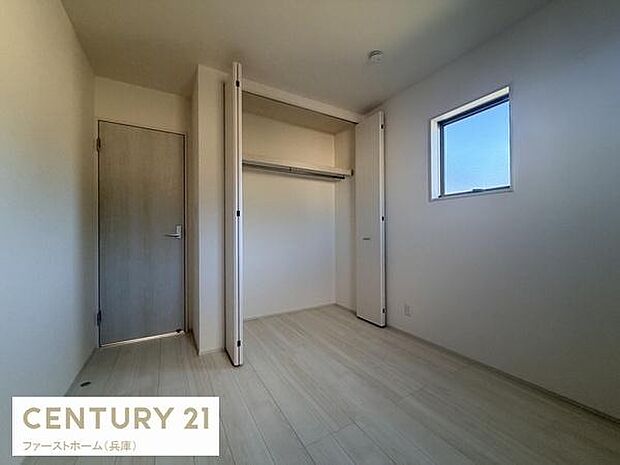 シンプルな内装で使いやすい子供部屋です。収納スペースも付いておりお片付けにも便利です。明るい窓から自然光が入り気持ちよく過ごせます。小さなお子様にも安心の設計です。