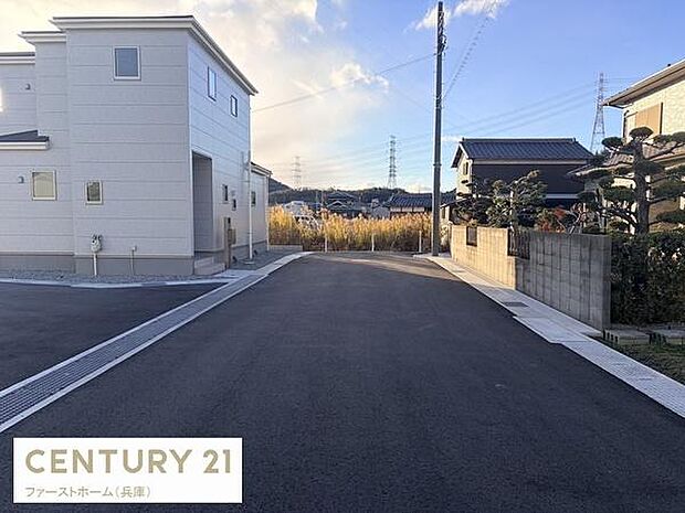 前面道路はしっかり舗装されており車での通行も快適に行えます。住宅街の一角に位置し落ち着いた雰囲気が感じられます。周辺に空が広がり開放感のある環境が魅力です。