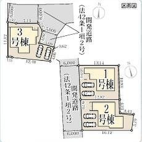 全3区画の配置がひと目で分かりやすく表示されています。各区画に駐車スペースが設けられており敷地の広がりが確認できます。道路幅も記載されており車の出入りにも配慮された設計です。