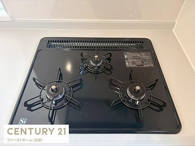 シンプルなデザインのガスコンロが設置されています。使いやすい3つ口仕様です。キッチン周りもすっきりしていますのでお手入れもしやすい印象です。パネル表示も見やすく整理されています。