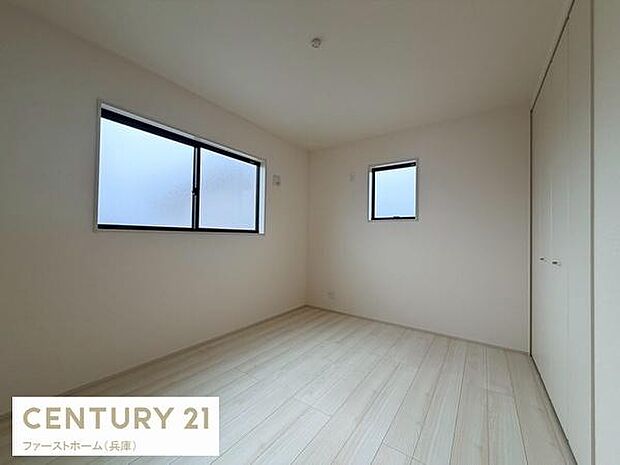 二面に窓がありしっかりとした明るさを確保できる子供部屋です。シンプルな内装で家具の配置がしやすい設計となっています。クローゼットも完備されており収納スペースも充実しています。