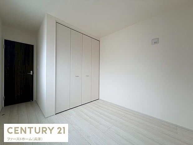 洋室は明るい色合いのフローリングを採用しています。大きなクローゼットが設置されており収納が充実しています。白を基調とした壁と扉が室内を広く見せ空間にゆとりを感じられます。