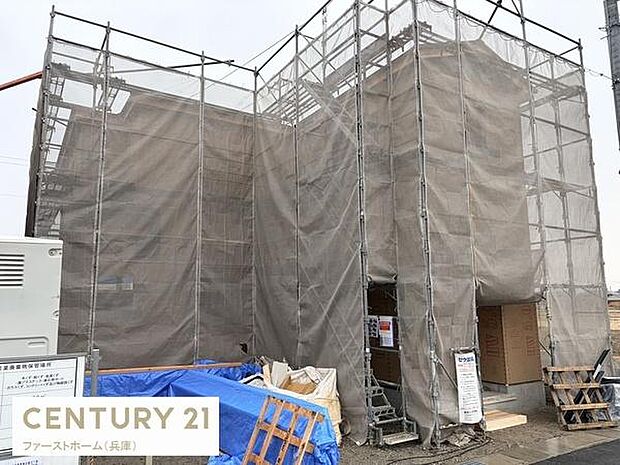 外観は現在建築中の様子が分かります。足場や養生ネットがしっかりと設置されています。新築の雰囲気が感じ取れる現場です。住まいの完成までの進捗を確認できます。現地の状況をご覧いただけます。