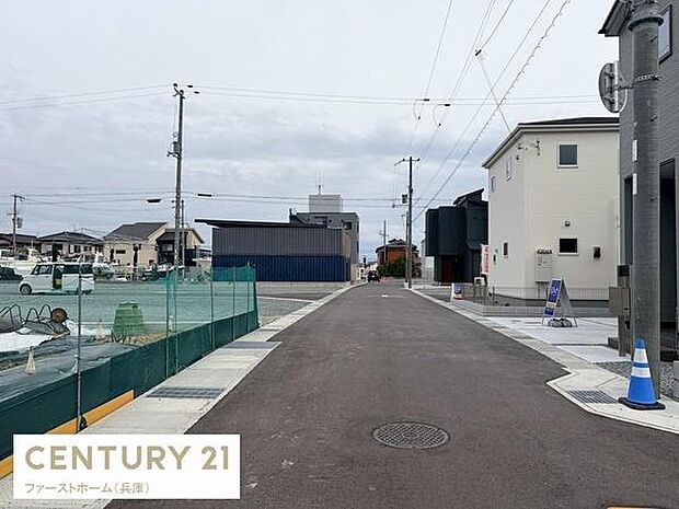 前面道路は整備されており車の出入りがしやすい幅員です。周辺には新しい建物が多く開放感が感じられます。歩道も設けられているため安心して通行できます。区画整理された街並みが特徴的です。
