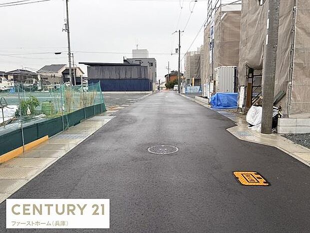 前面道路は幅が広く車の出入りもスムーズに行えます。歩道も整備されており安全性に配慮されています。周辺はきれいに整備されており落ち着いた環境が魅力です。工事中の新しい物件が立ち並ぶエリアです。