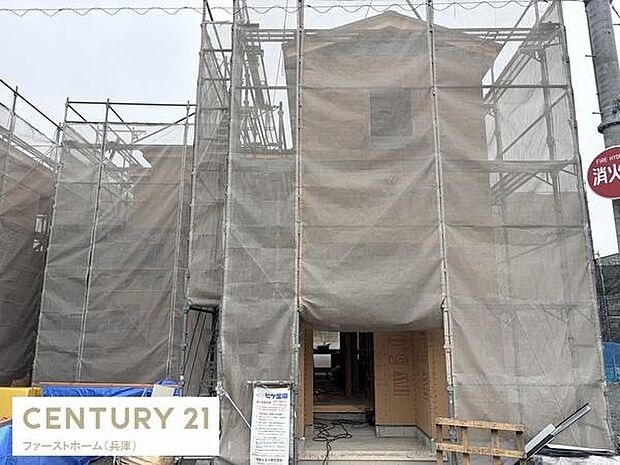 建築中の様子がしっかりと確認できる写真です。現在進行中の工事により完成後の新しい空間に期待が高まります。外観の骨組みや構造が分かりやすく将来の住まいづくりをイメージしやすいです。