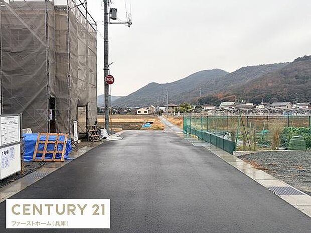 前面道路がしっかり舗装されており車の出入りがスムーズに感じられます。周囲には自然も多く開放感のある立地です。周辺環境は落ち着いており新しい生活の場に適しています。幅広い道路で移動も快適に行えそうです。