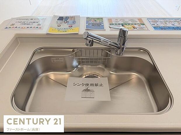 シンプルなデザインのキッチンシンクが設置されています。カウンター部分も広く作業がしやすいレイアウトとなっています。水栓は使いやすい形状で毎日の作業をサポートします。清潔感のある仕上がりが印象的です。