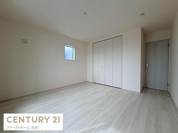 明るい色合いの床と壁が特徴の寝室です。窓から自然光が入り室内がすっきりとした印象です。大きめの収納スペースも備わっています。シンプルな内装で家具のレイアウトがしやすい造りです。快適に過ごせる寝室です。