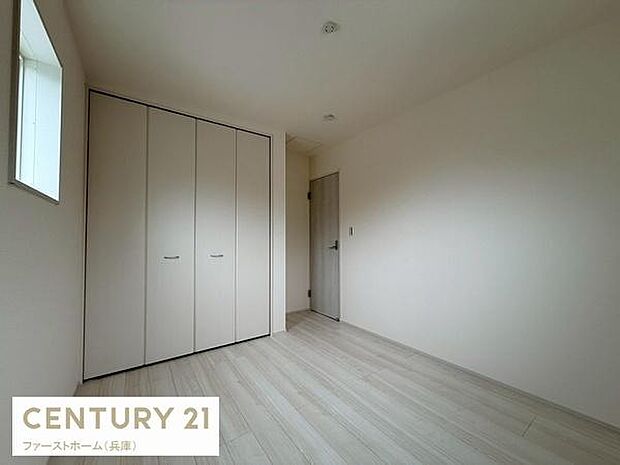 明るい色合いの床と壁が開放的な雰囲気を感じさせます。収納スペースとして便利なクローゼット付きの子供部屋です。窓から自然光が入り室内が明るく保たれます。