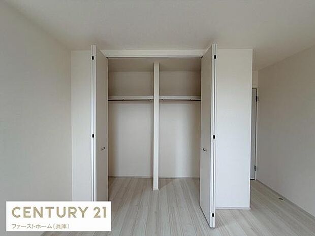 シンプルなデザインでお部屋になじみやすい収納スペースです。扉が大きく開くため使いやすさも良好です。仕切りがあることで整理整頓しやすくなっています。クローゼットの奥行きも十分に確保されています。