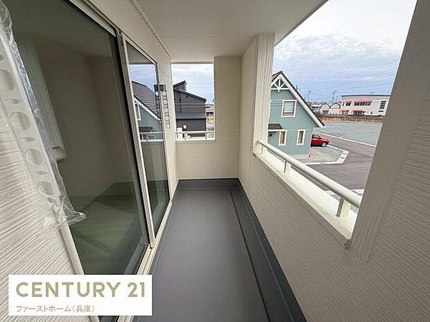 バルコニーは奥行きがありさまざまな用途に使いやすいスペースです。周囲の景色を楽しむことができる開放感が魅力です。雨や日差しをある程度遮る構造のため使い勝手も優れています。