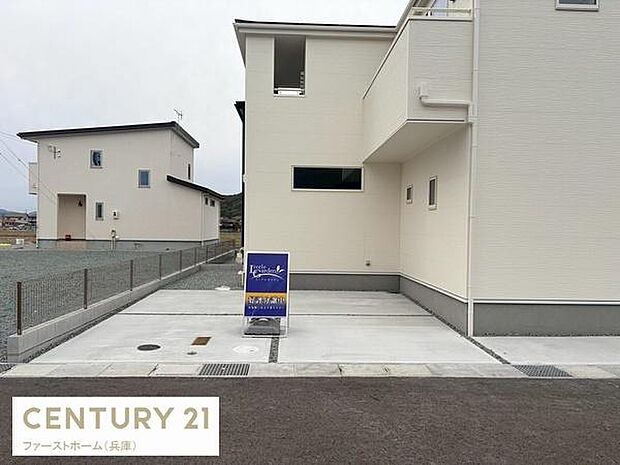 建物横に設置された駐車場はしっかりと舗装されており車の出し入れがスムーズに行えます。敷地内にあるため荷物の搬入も便利です。前面道路からのアクセスも良好です。