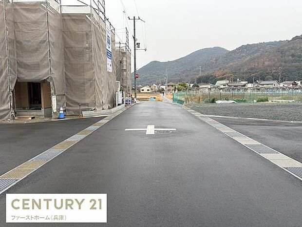 前面道路は新しく舗装されており車通りもスムーズです。道幅がゆったりしているため車の出入りがしやすい環境です。周囲に自然が広がっており穏やかな雰囲気が感じられます。建築中の新しい街並みも魅力的です。