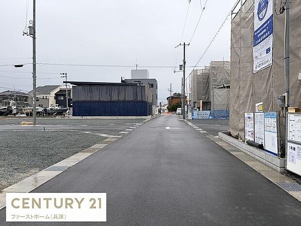 前面道路が広々としており車の出し入れもスムーズに行えます。周辺には建築中の建物もあり発展が感じられるエリアです。整然とした道路と歩道で利便性も良好です。街並み全体がすっきりと整っています。