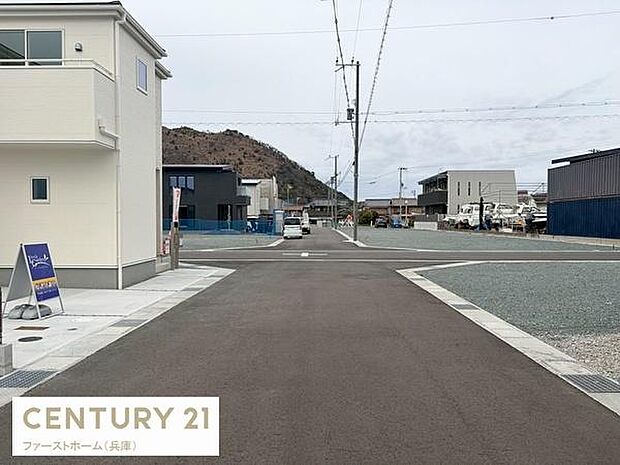 前面道路が広く車の出し入れがしやすい立地です。周囲は整った街並みが広がり見通しの良さが特徴です。新しい住宅が建ち並ぶエリアで開放感があります。歩道も整備されており安心感があります。