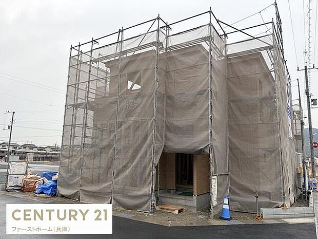 建築中の物件で最新の設備や仕様が期待できます。外観はシンプルながら機能性を重視したデザインです。工事現場の整頓された様子が印象的です。これから仕上がる新しい住まいをご検討の方におすすめです。