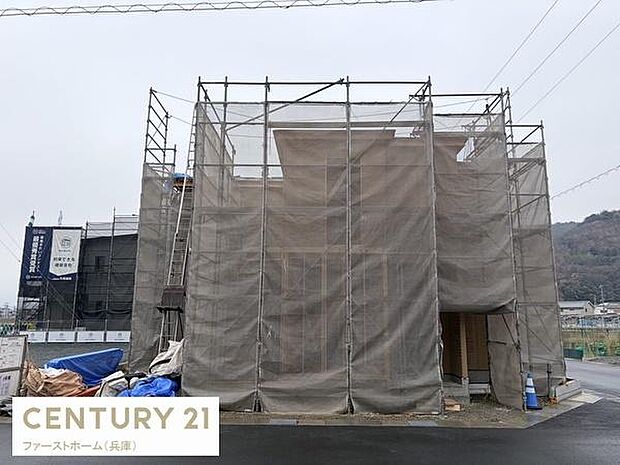 現在建設中の建物がしっかりとした足場で囲まれています。外観の全体像が見え今後の仕上がりに期待が高まります。周辺には住宅や自然が広がっている環境です。