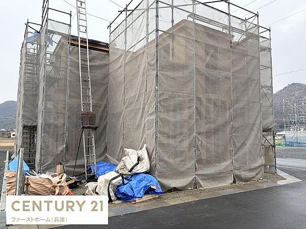 建築中の建物が確認できます。角地に位置しており開放感があります。周囲には自然が広がっています。現場の様子がしっかり見える写真です。今後の完成が楽しみな物件です。