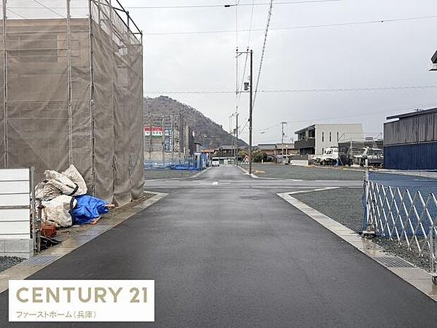 落ち着いた雰囲気の前面道路が現地写真にてご確認いただけます。歩道も確保されており周囲の見通しも良好です。開放感のある立地で周辺環境をしっかりチェックできます。幅員も十分でゆとりのある道路です。