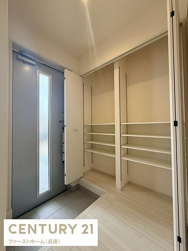 玄関は明るく開放的な空間です。シューズ収納スペースが豊富に設けられています。ドアのスリット窓から自然光が入り室内がより明るく感じられます。収納が多く整理整頓しやすい設計になっています。