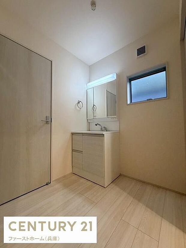 洗面所はシンプルなデザインで清潔感があります。窓があり換気しやすいのも特徴です。収納スペースも充実しており使い勝手が良い空間です。広めのスペースが確保されているので動線もスムーズです。