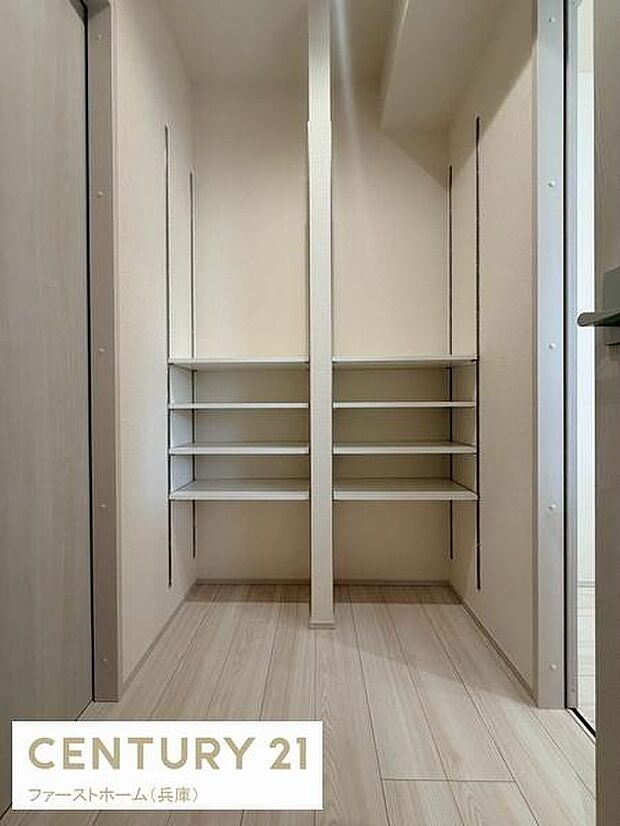 シンプルな造りで使いやすい収納スペースです。可動式の棚が設置されておりサイズに合わせて調整可能です。開口部も広く出し入れがしやすい設計となっています。ナチュラルな色合いの床が全体を明るく演出します。