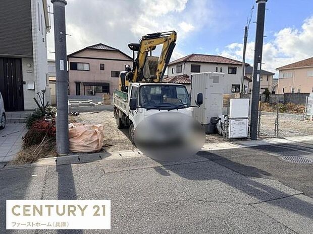 閑静な住宅街に位置し平坦な敷地が魅力の土地です。前面道路も広く車両の出入りもスムーズに行えます。周辺には新しい住宅が立ち並び開放感のある環境です。