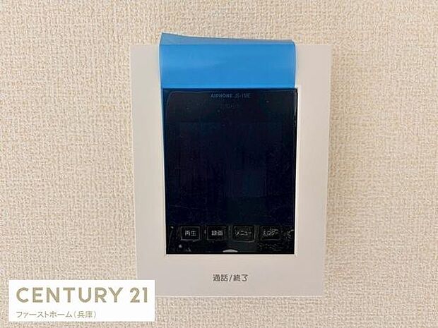 シンプルなデザインのインターホンが設置されています。ボタンも大きく操作しやすい仕様です。モニター部分には保護フィルムが付いておりきれいな状態です。壁面との相性も良く見た目もすっきりしています。