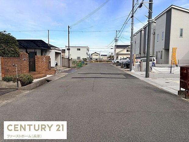 前面道路の幅員がしっかり確保されており歩道も設けられた整った街並みです。道路沿いの住環境も落ち着いた雰囲気が感じられます。道幅が広く車の出し入れもスムーズに行えます。