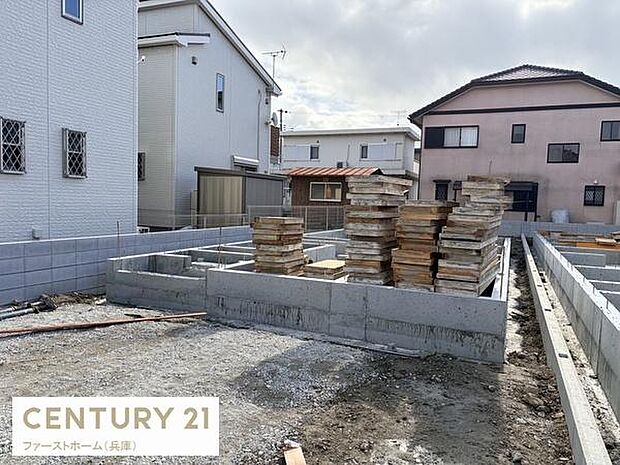 基礎工事がしっかりと進んでいる様子が確認できます。現場の整頓が行き届いており工事の進行状況も良好です。周囲の住宅環境も整っています。大型資材が整然と配置されているのが印象的です。